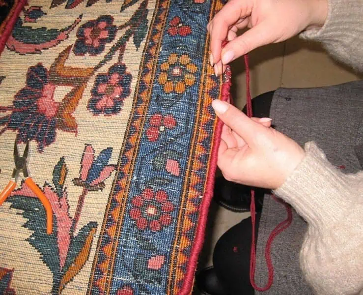 Oriental rug repair , selvedge repair by a repair lady in brussels.